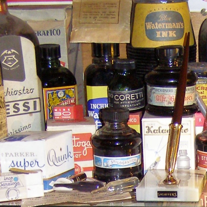 9d. Foto di inchiostri da collezione, in centro la boccetta Coretti